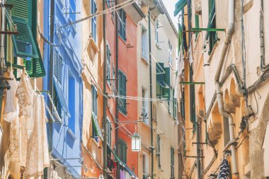 İtalya renkli eski çok katlı evlerde