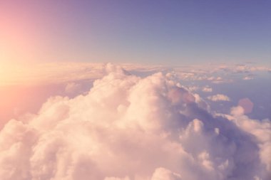 Yoğun kabarık bulutlar güneş ışığı altında arka plan üstten görünüm