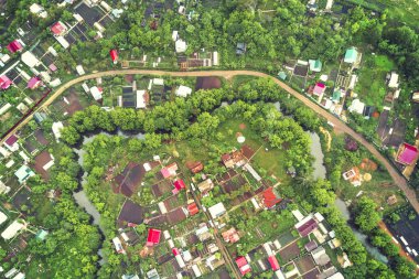 Yazlık Köyü üzerinden dolambaçlı bir nehir 