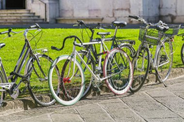 yol kenarında park etmiş Bisiklet