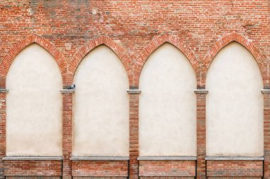 Bir tuğla cephe sahte kemerli pencereler