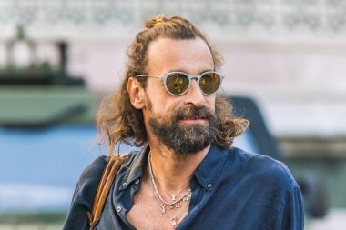 Floransa, İtalya, 12 Ekim 2017: caddeden aşağı yürüyüş çekici hipster adam yakın çekim