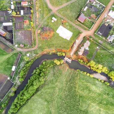 Üstten görünüm kıvırarak nehir ve yazlık Köyü