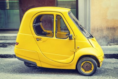 Şehirde küçük sarı tek araba park
