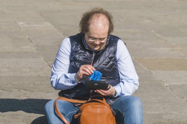 Palermo, İtalya, 31 Ekim 2017: Adam gözlüğünü sokakta mendil