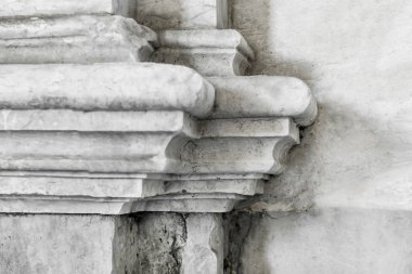 Taştan bir duvar üzerinde bir sütunun kısma