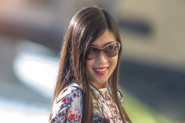 Cenova, İtalya, 6 Ekim 2017: Güneş gözlüklü genç gülümseyen kadın portresi