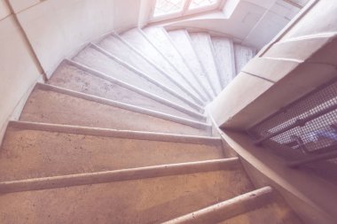 Taş sarmal merdiven arka plan