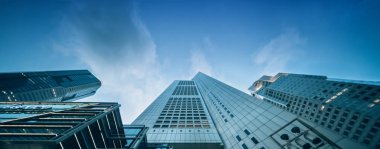 Şehir merkezinde modern gökdelenlerin alttan görünüm