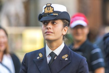 Floransa, İtalya, 12 Ekim 2017: Kadın polis memuru bir şehir sokakta üniformalı