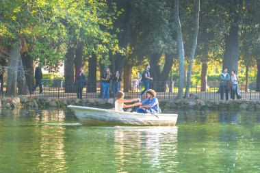 Roma, İtalya, 21 Ekim 2017: İnsanlar yaz parkta bir tekne yolculuğu