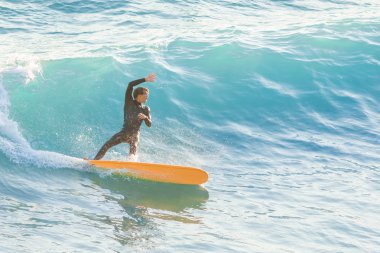 Bogliasco, İtalya, 6 Ekim 2017: Sörfçü bir dalga binmek