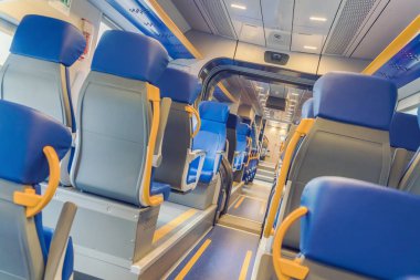Hızlı banliyö tren boş mavi sandalye ile salon