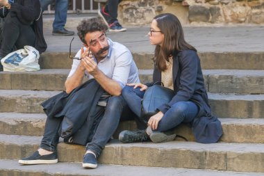 Floransa, İtalya, 12 Ekim 2017: Adam ve bir kadın gözlük taş merdiven üstünde oturuyor