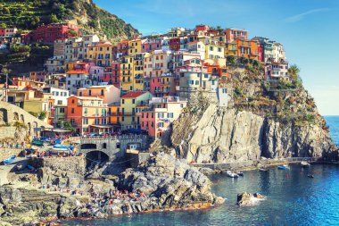 Manarola Köyü ve il Liguria, Cinque Terre, Kuzey İtalya'daki deniz manzaralı görünümünü açık güneşli bir günde
