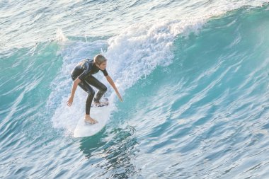 Bogliasco, İtalya, 6 Ekim 2017: Kadın sörfçü bir dalga sürme beyaz bir sörf tahtası üzerinde
