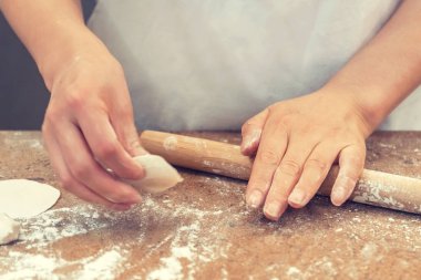 Adam bir oklava ile hamur rulo