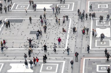 Milan, İtalya, 10 Kasım 2017: Üstten görünüm kişi ve şehir meydanında güvercinler