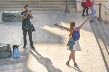 Roma, İtalya, 21 Ekim 2017: poz bir kadın, bir üstten görünüm fotoğraflarını bir sakallı adam