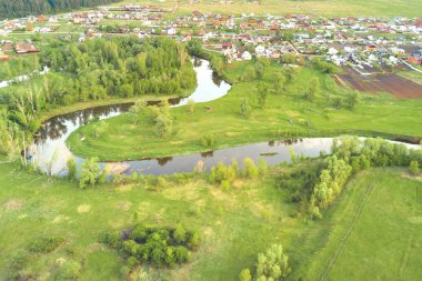 Dar, dolambaçlı nehir kenarında yazlık Köyü, üstten görünüm