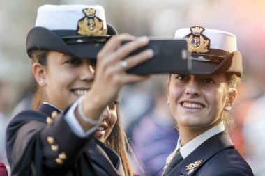 Firenze, İtalya, 12 Ekim 2017: Genç polis kızlar telefonda selfies yapar