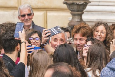 Palermo, İtalya, 31 Ekim 2017: Kalabalık bir insan selfie üstünde onların telefon