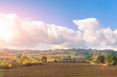 Çiftlik ve güneşli bir tarım alanı