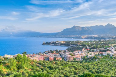 Küçük bir kasaba Porticello, Sicilya, İtalya'nın üzerinden bir görünüm