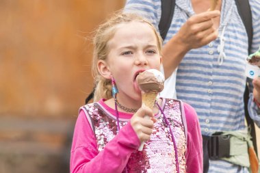 Firenze, İtalya, 12 Ekim 2017: küçük sarışın kız bir gözleme boynuz dondurma yeme