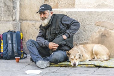 Pisa, İtalya, 12 Ekim 2017: Dilenci bir köpek sokakta dilenci ile ihtiyar