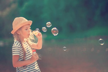 Sabun köpüğü üfleme yaz parkta kız