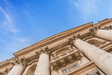 Yapı sütunları ve heykeller, yukarı doğru görünümü ile güzel