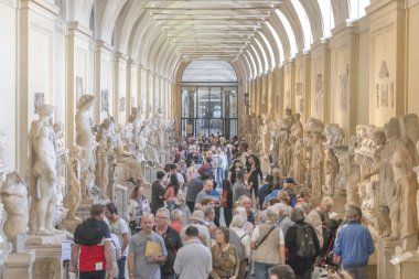 Vatikan şehri, Roma, İtalya, 21 Ekim 2017: Müzeye heykellerinde insanlar bakmak