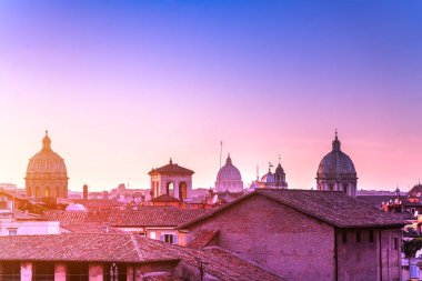 Roma çatılarına gün batımında