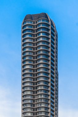 Modern gökdelen gökyüzü arka plan üzerinde