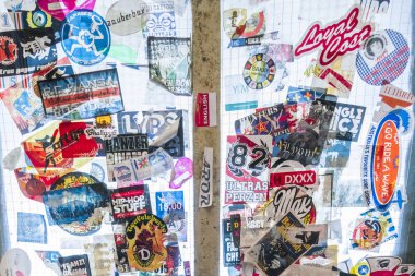 Duvar farklı çıkartmaları, arka plan, doku ile kaplı