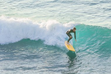 Bogliasco, İtalya, 6 Ekim 2017: Sörfçü dalgaları içinde