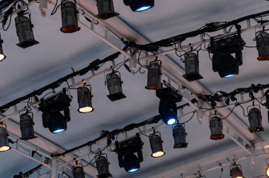 Tavanda birçok sahne ışıkları