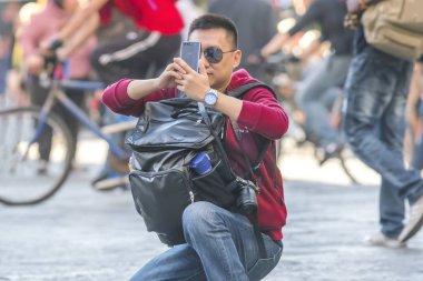 Firenze, İtalya, 12 Ekim 2017: telefon selfie yapan Asyalı Genç erkek