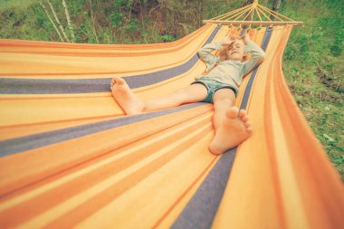 Küçük kız hamak mekanlarda rahatlatıcı. Yaz Kampı, tatil kavramı
