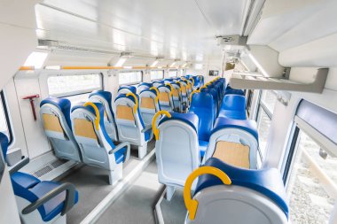 İç hız banliyö tren ile boş mavi koltuk 