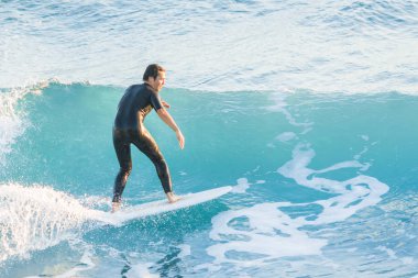 Bogliasco, İtalya, 6 Ekim 2017: Sörfçü bir dalga deniz