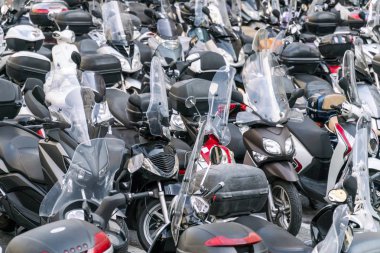 Bir sürü Park arka plan scooter