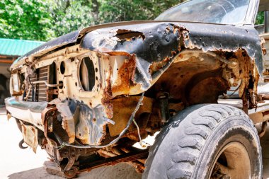 Kamyonet, yakın çekim terk edilmiş