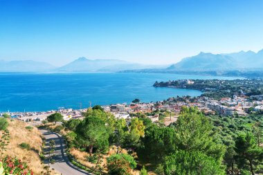 Küçük bir kasaba Porticello, Sicilya, İtalya'nın üzerinden bir görünüm