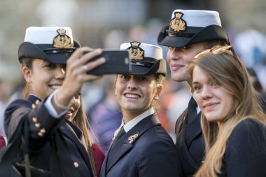 Firenze, İtalya, 12 Ekim 2017: Genç polis kızlar telefonda selfies yapar
