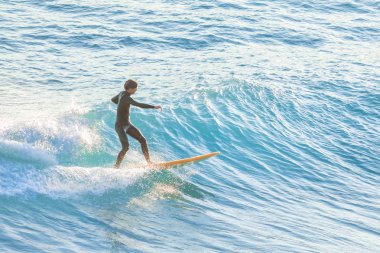 Bogliasco, İtalya, 6 Ekim 2017: Sörfçü bir dalga sürme sarı sörf tahtası üzerinde