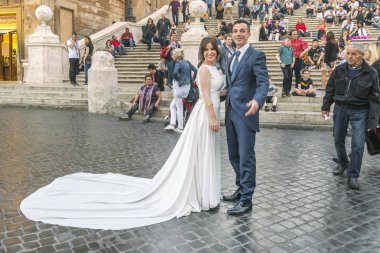 Roma, İtalya, 21 Ekim 2017: bir şehir sokak fotoğrafçısına poz yeni evli çift