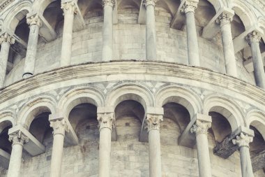 Sütunlarla bina cephe