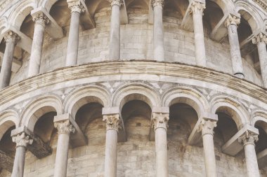 Sütunları ile eski bir binanın dış cephe